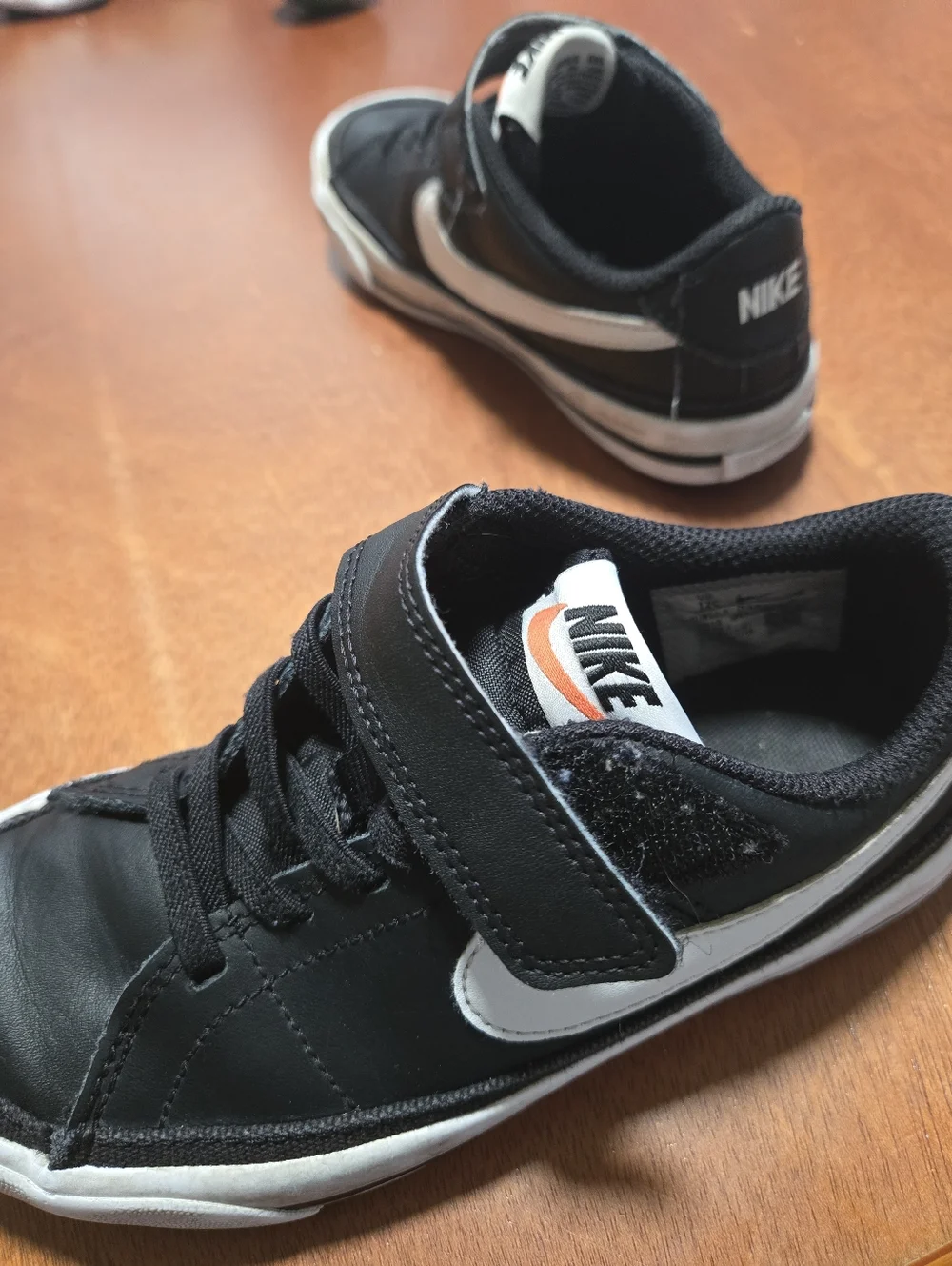 Nike Kids Black and White Low-Top Sneakers with Velcro Strap. Suze 12c